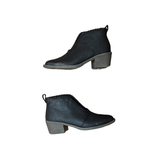 NWOT VOLATILE Black Stitched Slip-On Ankle Boots Womens size 7 - Picture 1 of 10